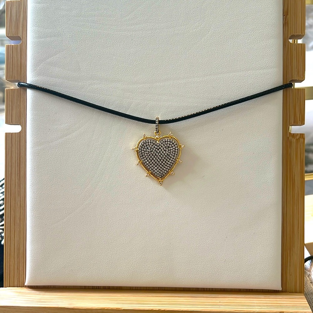 Choker pendant necklace